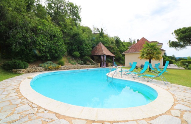 SUPERB HOLIDAY HOUSE WITH PRIVATE POOL, 800M FROM SHOPS AND RESTAURANTS