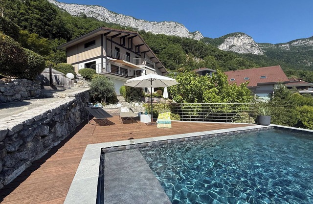 Superb lake view villa, facing south, pool. 60sqm living-dining. 4 bdr, 3 bth.