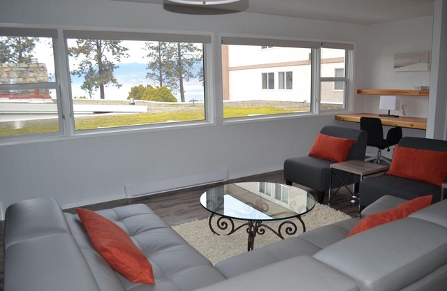 *SUPERB LOCATION* Directly Across from Lake Okanagan!