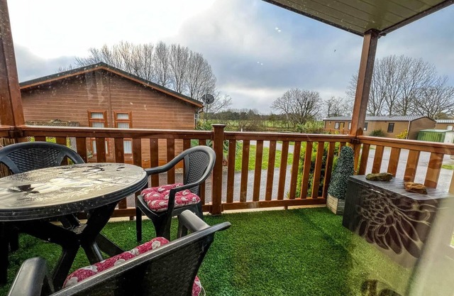 Superb lodge in rural Norfolk near Norwich, with lake views & fishing ref 16018H