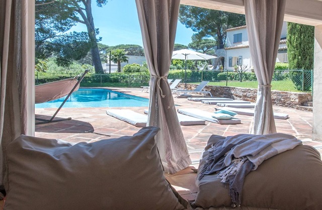 Superb property with beautiful garden, sea view and vis-à-vis the beach