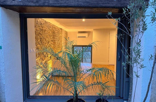 Superb renovated studio in medieval house with terrace and view of Thau lagoon