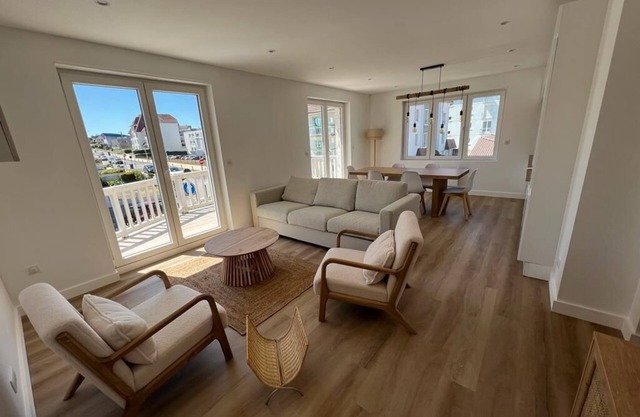 Superb sea view apartment with private parking space