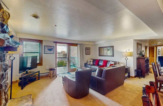 Superb & upscale slopeside condo w/panoramic view & shared hot tubs/pool