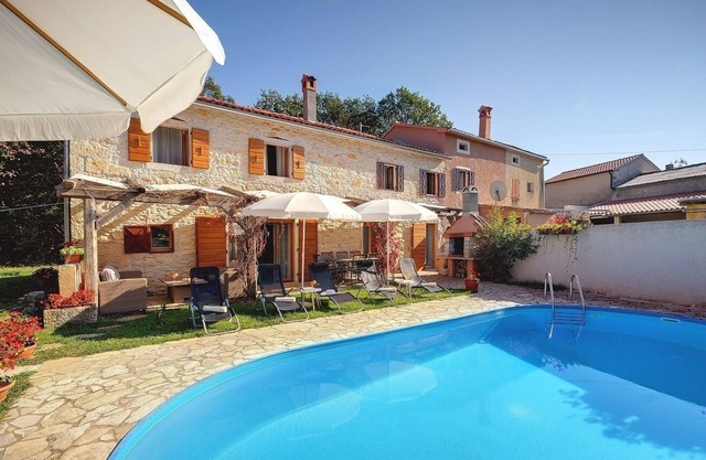 Superb villa with private pool, pets allowed