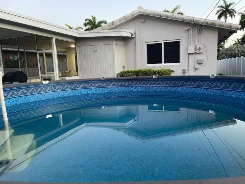 SuperVilla - 3BR/2BA - Pool - Walk to beach