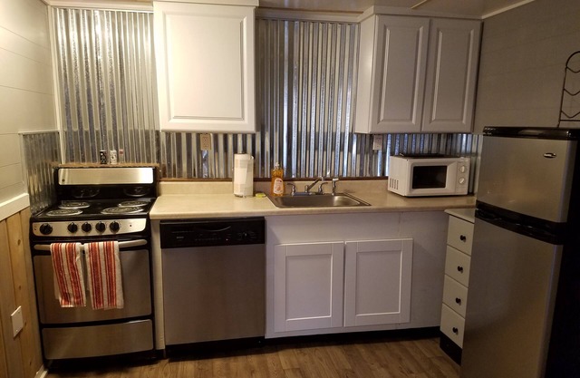 Surf Haven Unit S w/ fire pit walking distance to surfing beaches