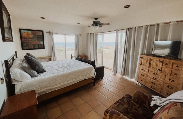 SURF the best breaks, beautiful home, walk to beach, exclusive in SJC