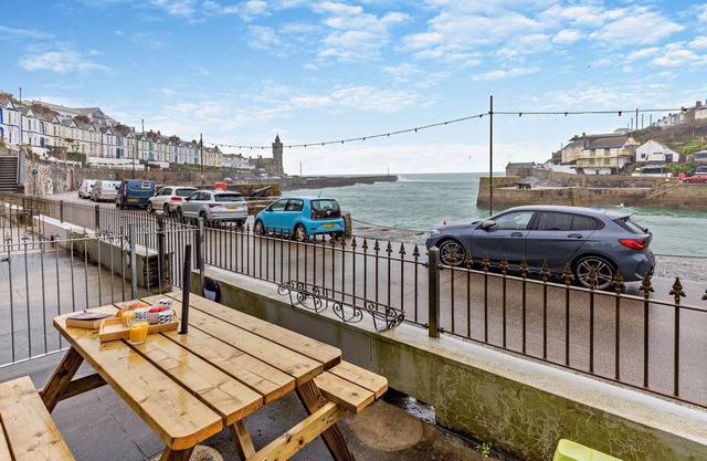 Surf View - Three Bedroom House, Sleeps 5