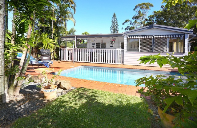 Surfers Beach style Cottage Pet Friendly