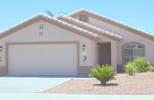 Surprise Retreat! Heated Pool, Hot Tub, Golf Cart included!