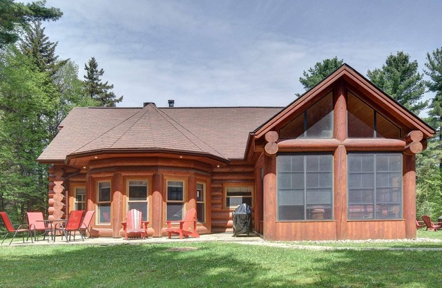 Surrounded by nature, lake access and hot tub