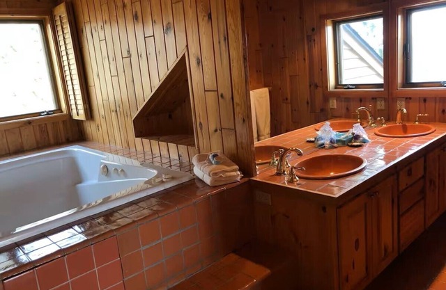 Surrounded by Superior! Stunning condo with 270 degrees of Lake Superior