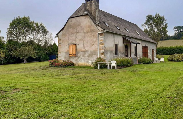 Surrounded by the beautiful mountain scenery of the Pyrenees, this charming stone house welcomes you