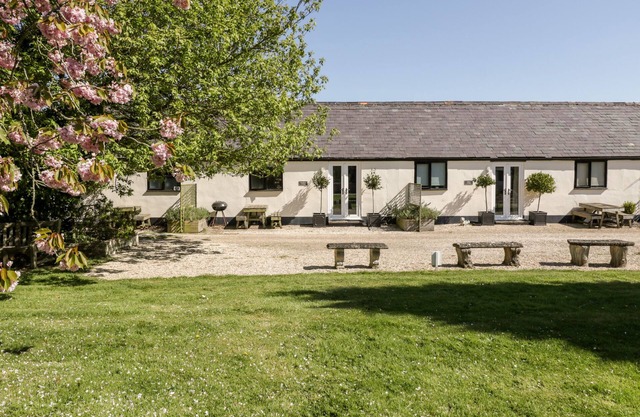 SWALLOW COTTAGE, pet friendly, character holiday cottage in Semley