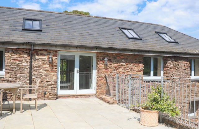 SWALLOWS BARN, character holiday cottage, with a garden in Dartmouth