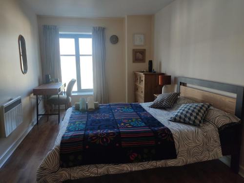 Swallows Nest - spacious bright double bedroom with ensuite bathroom