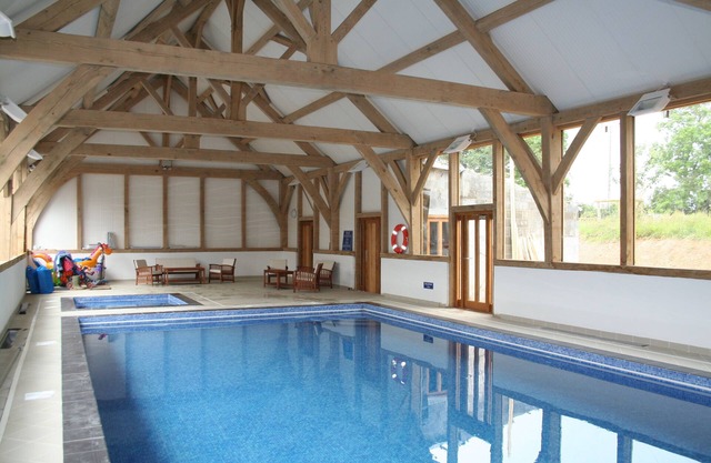 SWALLOWS REACH, pet friendly, luxury holiday cottage in Halwell