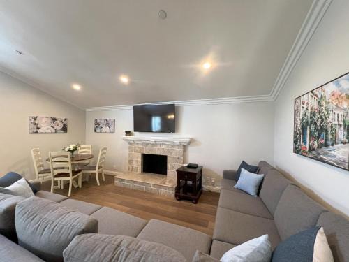 Swanky 5 bedroom 45 bath home (3 Master Suites)