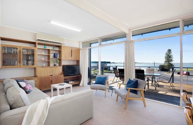 Swans Shorehouse, Retro 60's Shack by the River