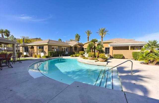 Sweeeeet Condo! Pools, gym & more. Covered ParkingnSeven Hills/Anthem area
