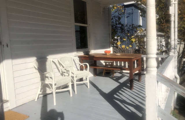 Sweet Cozy Victorian in Housatonic. Close to everything.