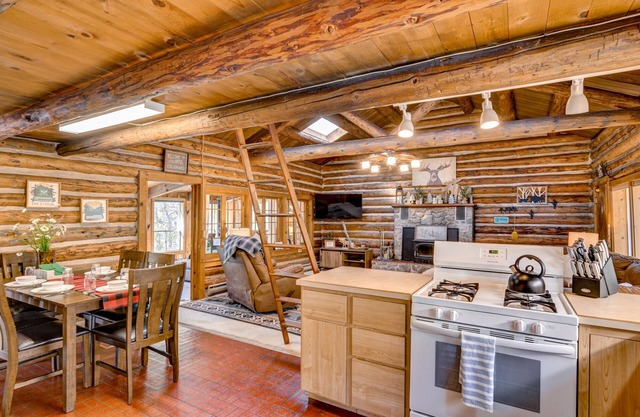 Sweet Log Cabin on the banks of Chalk Creek