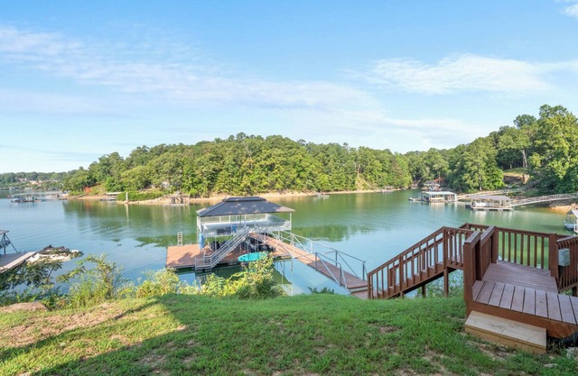 Sweet Retreat: 5 BR, 4 BA in Houston, Sleeps 15