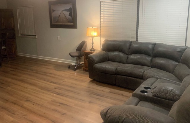 Sweet Summit house! Clean, cozy, quiet and close to everything! 20 min to U of A