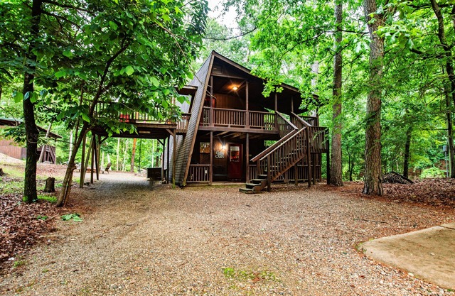 Sweet Surrender-True cabin getaway! Sleeps 4-Hot Tub