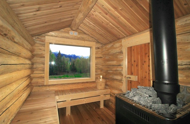 Swift Mountain Lodge - loghouse by the river