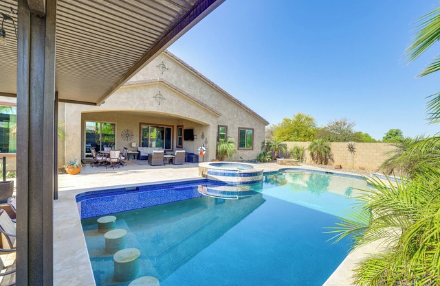 Swim-Up Bar & Putting Green: Goodyear Getaway!