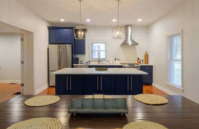 Sycamore Suites-Entire Home Steps from Journeyman