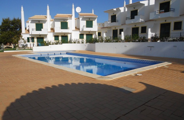 T2 Galé house in a gated community with pool and green area, close to the beach