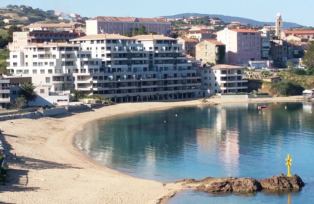 T2 in new building feet on the beach