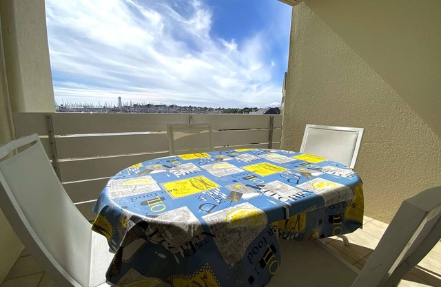T2 on Port du Crouesty with balcony for vacation rental