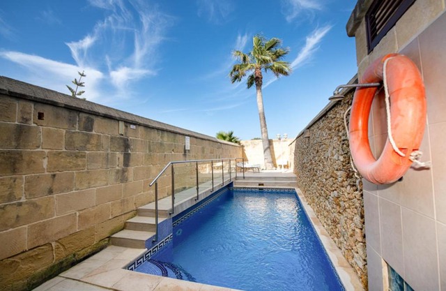 Ta' Rozi 5 Bedroom Farmhouse with Private Pool