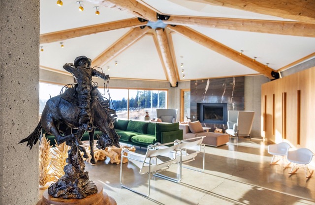 Tacansina Ranch-Designer Home East of Banff National Park
