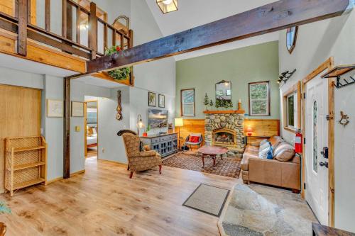 Tahoe City Retreat Forest Views and Fireplace