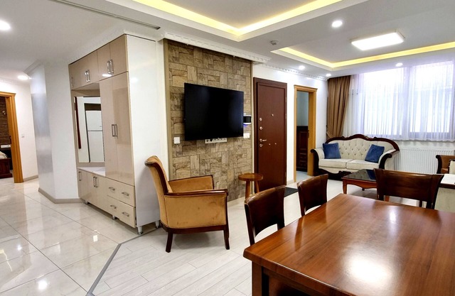 Taksim Cihangir Value Apt 3BR: Kitchen, 7Guests, Central Public Transport Access