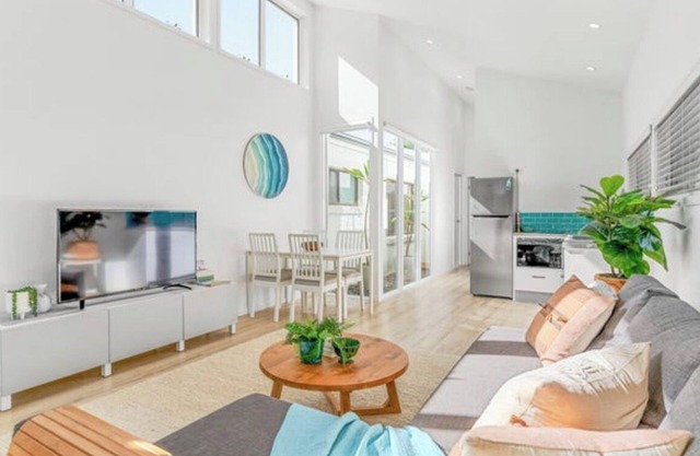 Tallow Beach Bungalow , Unit 2, Suffolk Park. Easy walk to beach and shops.
