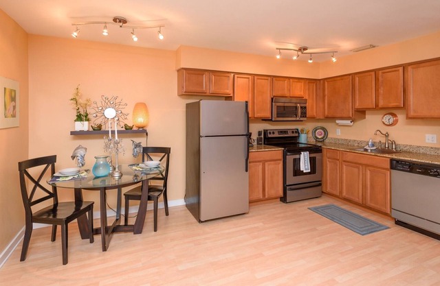 TAMPA 5 minutes to Downtown, FULLY furnished and equipped condos