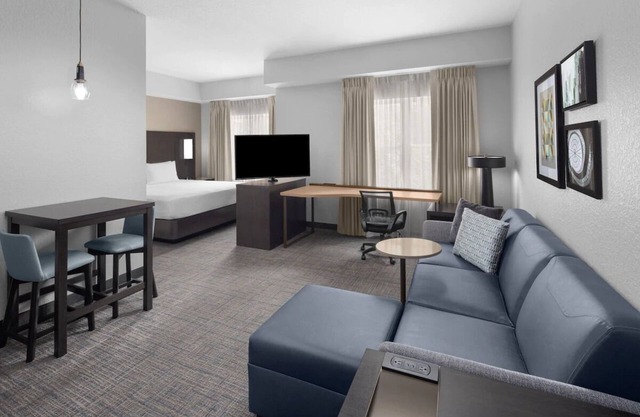 Tampa Bay Comfort: Spacious Suites with Free Hot Breakfast | 2 Units