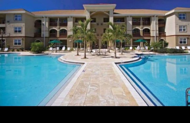 Tampa Bay Luxury Condo, Full Granite Tops, Best Beaches Nearby.
