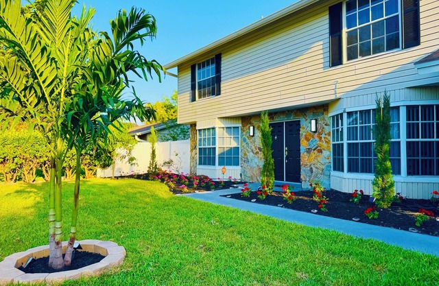 Tampa Luxury 5BR Estate with Pool + Golf Views