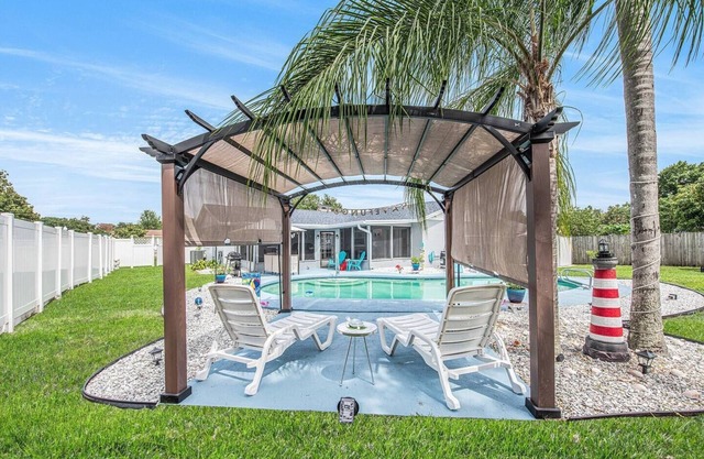 Tampa Pool family home, comfy, clean, great location.
