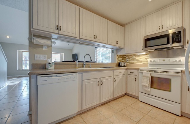 Tampa Townhome w/Lake Access & Workspace!
