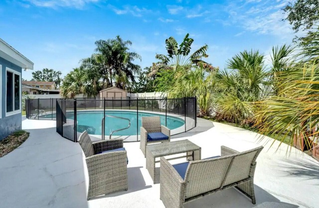 Tampa Tranquility| Your Spacious Poolside Oasis
