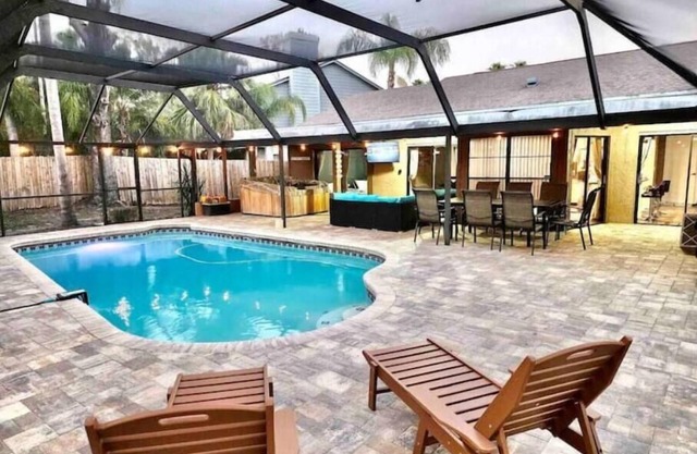 Tampa Vacation Home - 3BR 10 PPL - Pool