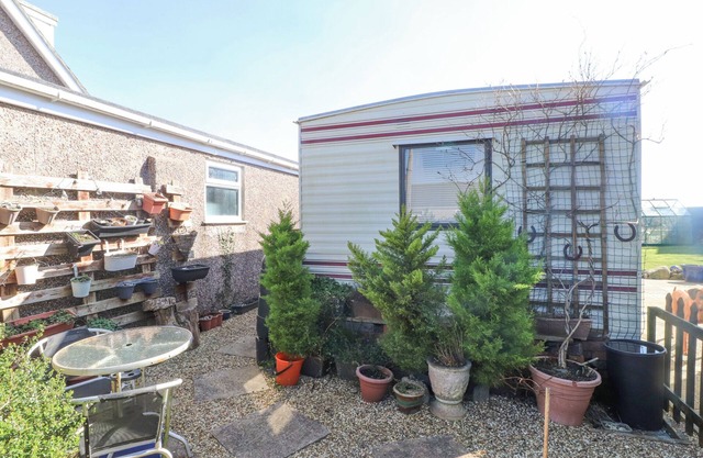 TANYFRON HOLIDAY CARAVAN, family friendly, with a garden in Gwalchmai